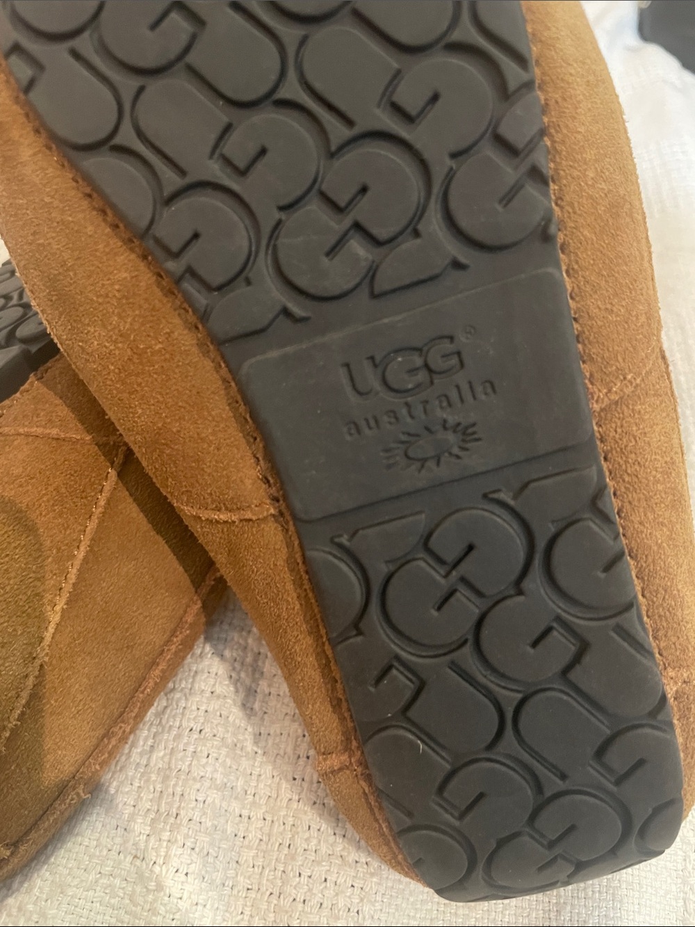 UGG Ascot Youth Size 4 Slippers - Picture 3 of 10
